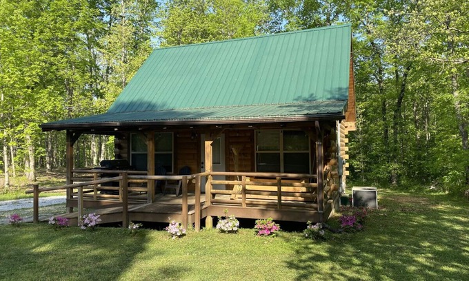 Monteagle Cabin | Calming Cabin: Peaceful | Country Chic | Hikes, Waterfalls, The Caverns Nearby