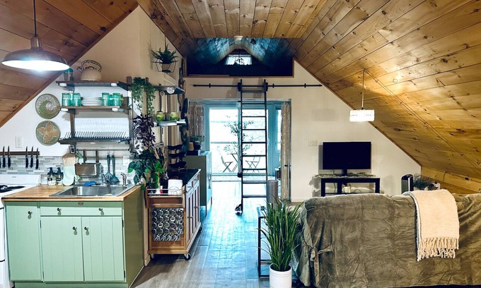 Franklin County Apartment | Calming lake front studio that is newly renovated with travelers needs in mind.
