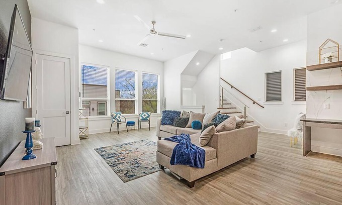 Dallas House | Cam's Cozy Luxurious Modern Home
