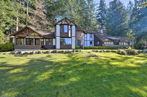 Camano Island House | Camano Island Family House with Hot Tub and Deck!