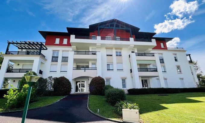 Cambo-les-Bains Apartment | Cambo-les-Bains: T3 Moderne avec Terrasse, Parc, Piscine, Parking, et Internet - 4 Couchages - FR-1-495-20