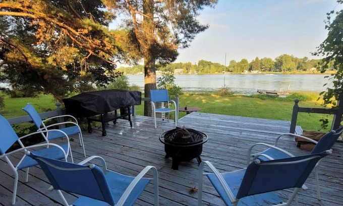 Alto House | Campau Lake Sunny days cottages w hot spa