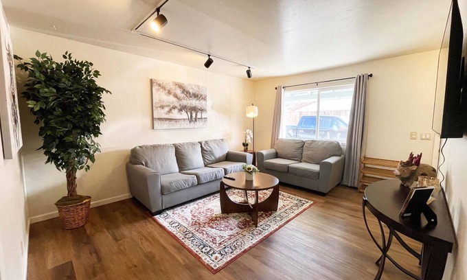Campbell House | Campbell Cozy & Bright 2B/1b/AC/close to Downtown