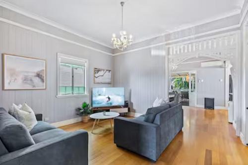 Camp Hill House | Camphill Retreat - 3BD, 7Km to Brisbane CBD