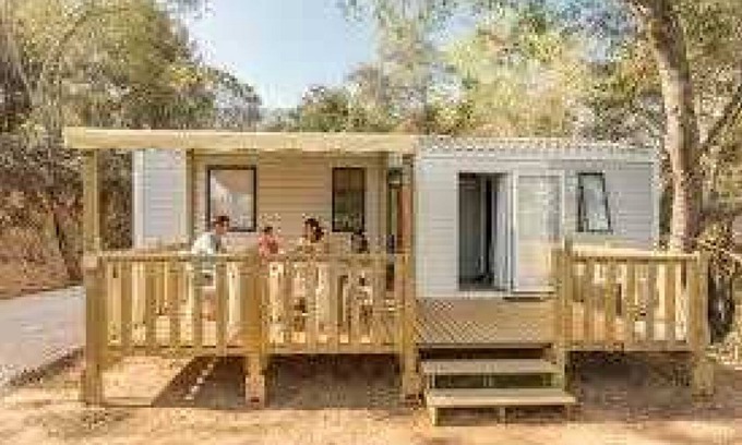 Mondragon House | Camping 3 étoiles - Piscine - eebeae