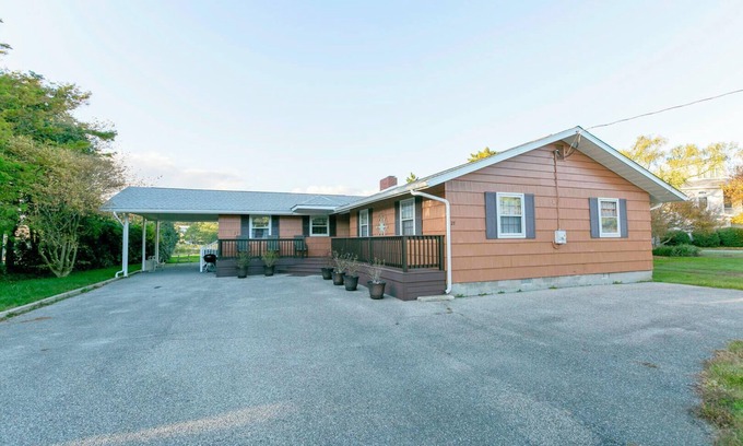 North Shores House | Canal-Front Retreat: 5BR Home w/Private Dock, Porch, Beach & Pool Access!