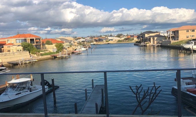 Wannanup House | Canal Living for families