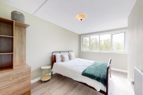 St. Johns Wood Apartment | Canal view 2BD flat - Regents Park!