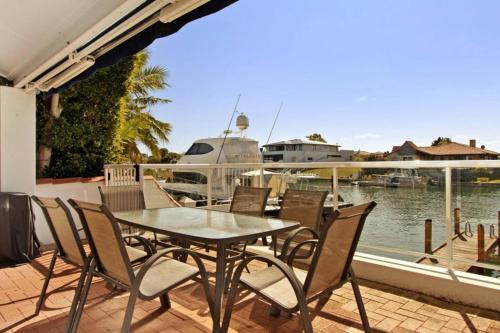 Halls Head House | Canal Villa & Jetty-dolphin Views Walk-beachtown