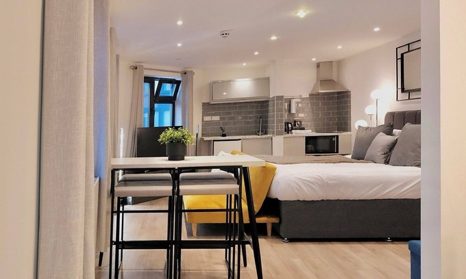 Southampton City Centre Apartment | Canal Walk Studios