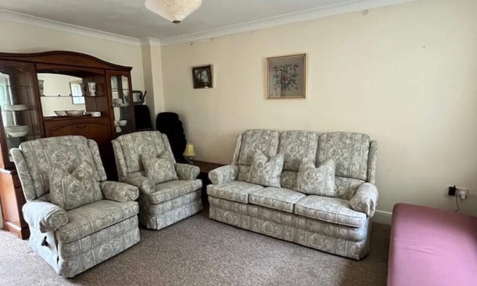 Ilminster House | Canal Way- Cozy 3-Bed House