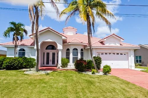 Caloosahatchee House | Canalside Calm