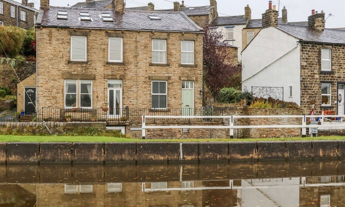 Kildwick Cottage | CANALSIDE COTTAGE, family friendly, with open fire in Farnhill