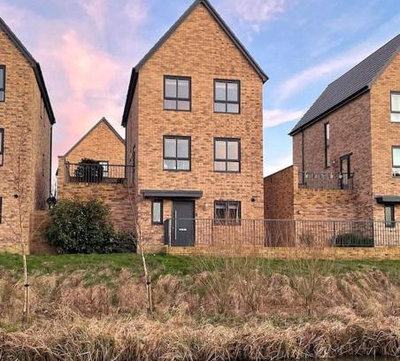 Swindon House | Canalside Home in lovely Swindon