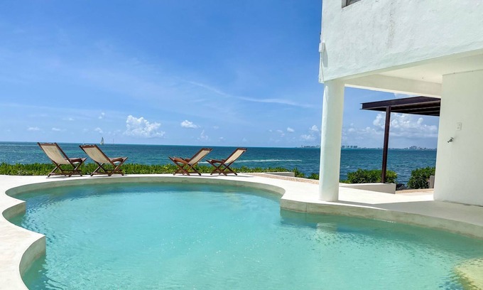 Puerto Juarez Villa | CANCUN 4BR Oceanfront La Perla Villa