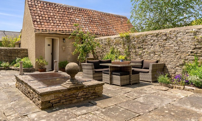 Marshfield Cottage | Candlemaker's Cottage - sleeps 6 guests in 3 bedrooms