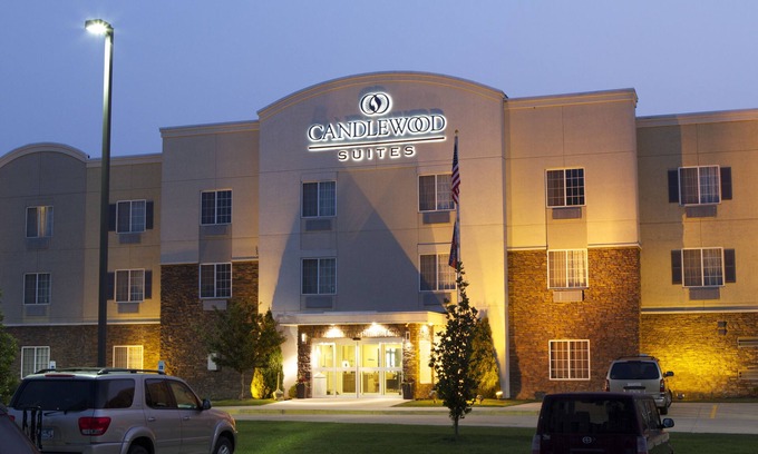 Champaign Hotel | Candlewood Suites Champaign-Urbana University Area by IHG