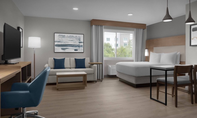 Southpoint Hotel | Candlewood Suites Jacksonville Southpoint by IHG