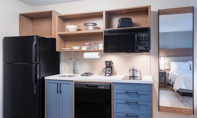 Rockford Hotel | Candlewood Suites Rockford by IHG