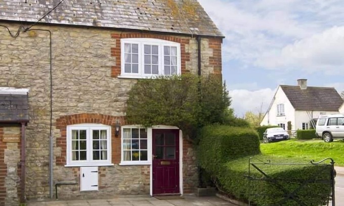 Thornford Cottage | CANDY COTTAGE, pet friendly, with open fire in Thornford