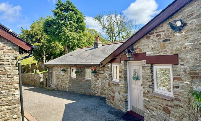 Blackmill Cottage | CANER BACH LODGE, pet friendly, with a garden in Blackmill