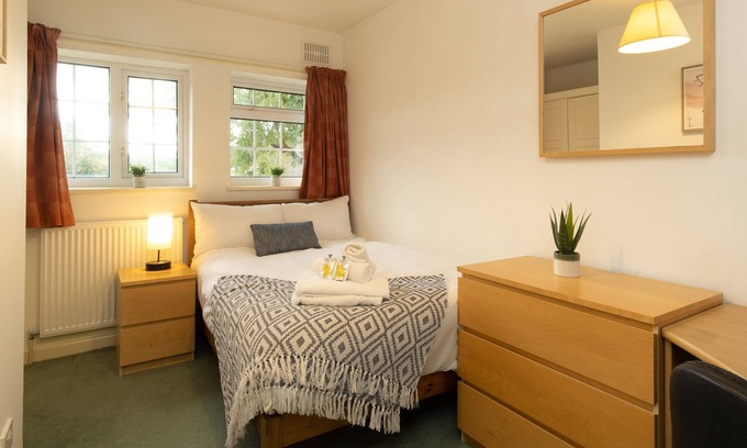 Coventry House | Canley House - spacious 7-bedroom home with garden
