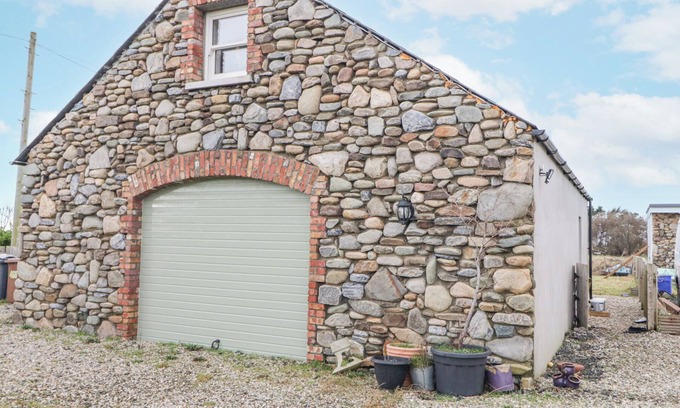 Limavady House | CANNING COTTAGE, with a garden in Limavady