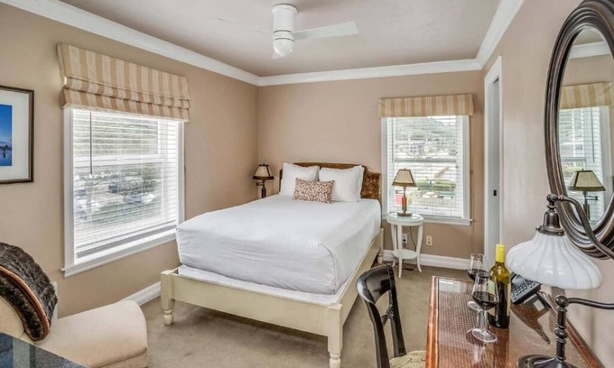 Downtown Cannon Beach Hotel | Cannon Beach Hotel - Deluxe Queen Room at Cannon Beach Hotel Collection