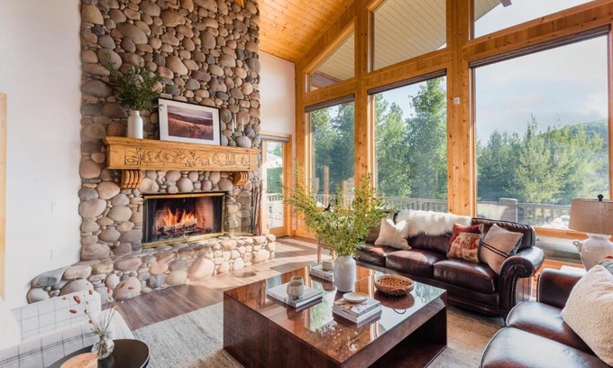Deer Valley House | Canopy by AvantStay 8 BR Cabin w Hot Tub Movie Theatre Sauna