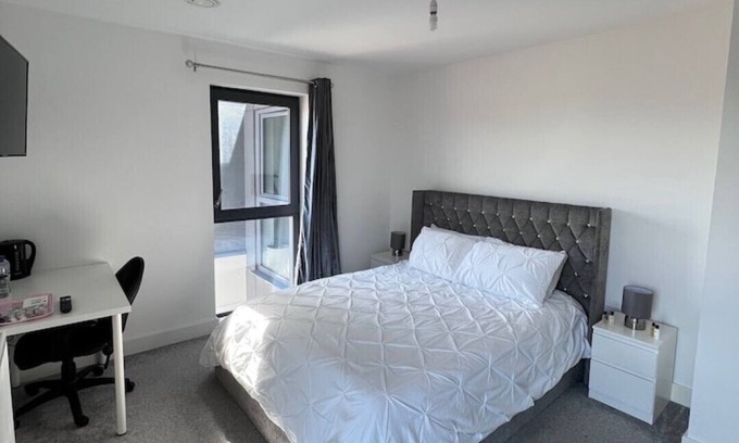 Canterbury Apartment | Canterbury Penthouse: HUGE 2 bed ensuite + balcony