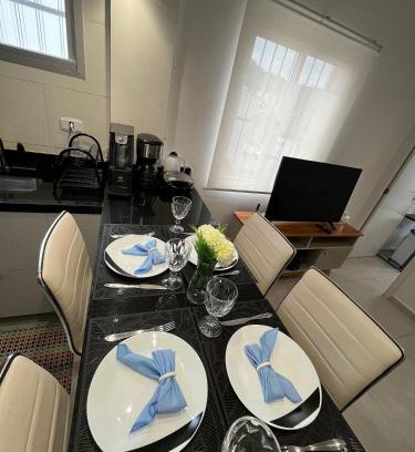Canto do Forte Apartment | Canto forte- Suíte c/varanda - até 5 hóspedes- garagem - WI FI e 200 metros da Praia, 50 metros da Av Gastronômica da PG