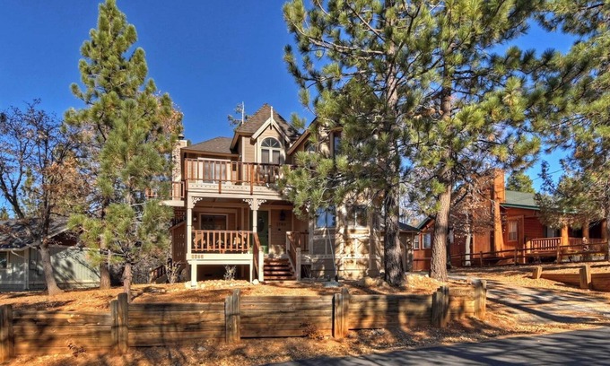 Upper Moonridge House | Canyon Castle Mtn Retreat w Hot Tub
