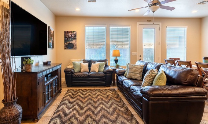Washington House | Canyon Oasis 4 Bedroom Apts