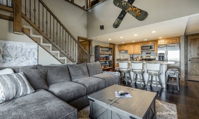 Park City Ski Chalet | Canyons Park City-Fully Remodeled Ski Chalet-Full Kitchen-Pool-Hot Tub-Sleeps 6