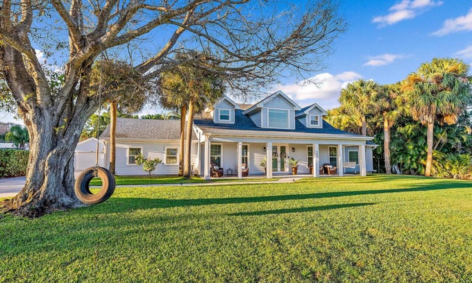 Hobe Sound House | Cape Calypso! Heated Pool, Coastal Luxury, Bike to Beach