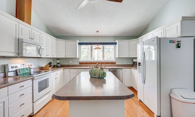 Cape Carteret House | Cape Carteret Home ~ 3 Mi to Crystal Coast Beaches