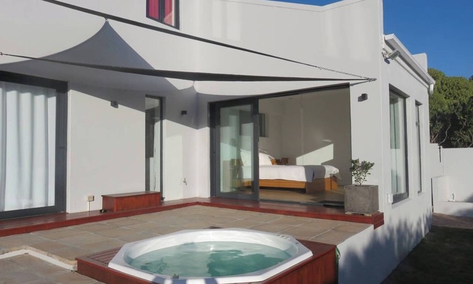 Capri Villa | Cape white villa - Main suite (No Load shedding)