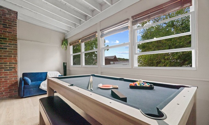 Fairlawn Condo | Capitol Hill King Bed Suite+Free Parking+Private Lounge