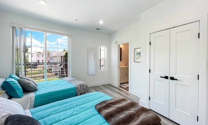 Kingman Park Bed & Breakfast | Capitol Hill Scenic Unit with Bright City Views