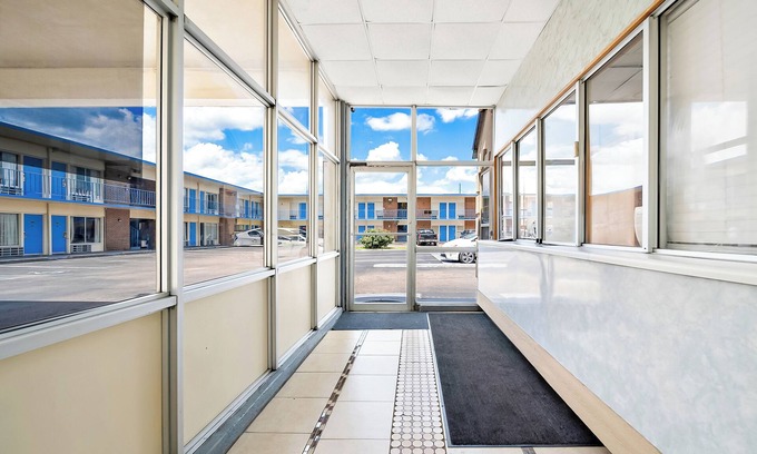 Montgomery Hotel | Capitol Inn And Suites