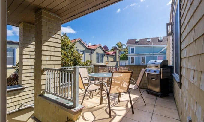Capitola Apartment | Capitola Village Retreat with Garage!