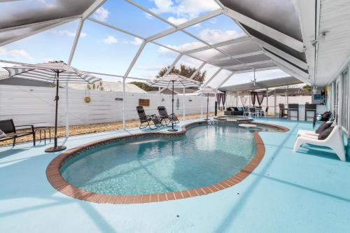 Bradenton House | Cappys Casa Bella! Heated Pool & Pool Bar, Fire Pit & Game Room!