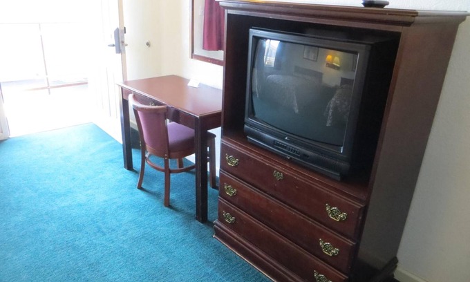 Redwood Oaks Hotel | Capri Motel