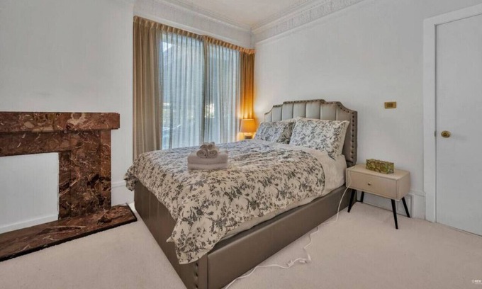 Oakridge House | Capricorn Mansion - 1 Queen Private Suite