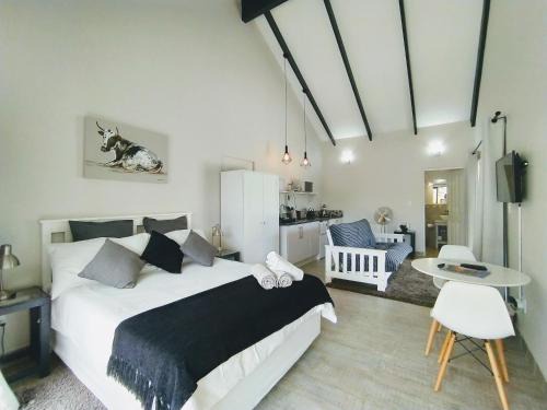 Robberg Beach Apartment | Capricorn Studio One - 150m to Solar Beach, Patio & Braai, Wifi, DSTV & Netflix