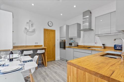 Hythe Apartment | Captain's Quarters