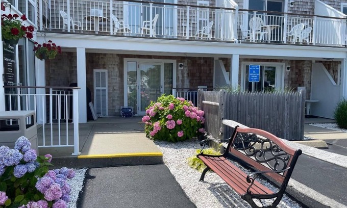 Falmouth Heights Hotel | Captain's Quarters Resort with Ocean Front View overlooking Vineyard Sound