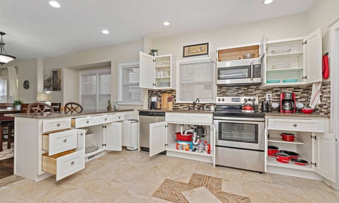 North Kansas City House | Captain's Quarters 4 Bedrooms