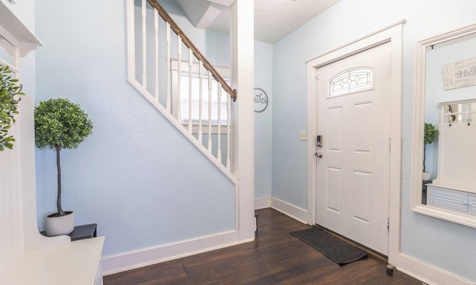 South Hyde Park House | Captain's Quarters 5 Bed /3 bath with Office!