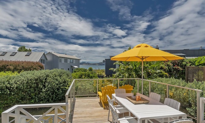 Cooks Beach Cottage | Captains Bach at Cooks - Upstairs Holiday Unit